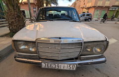 Le regard séduisant d'une Mercedes 3000 au Maroc Le regard séduisant d'une Mercedes 3000 au Maroc