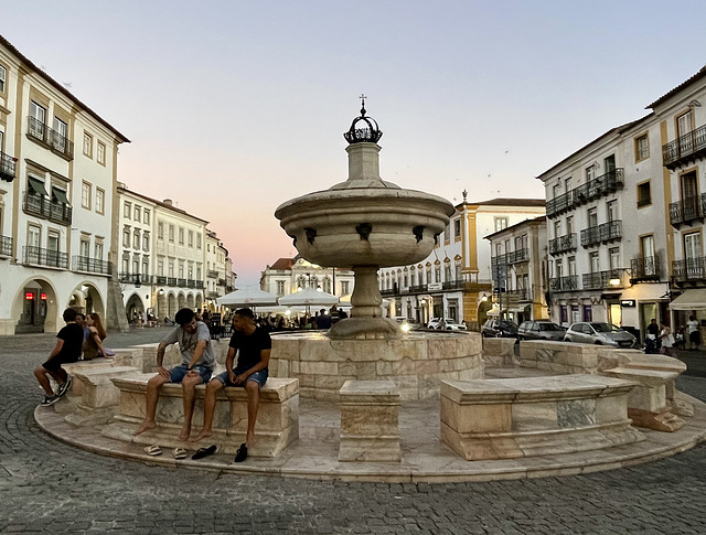 Évora 3 : fountain benches