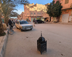 Une rue assez animée avec une Mercedes 3000 Une rue assez animée avec une Mercedes 3000