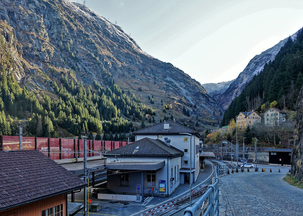 Göschenen UR, das Tor zum "alten" Gotthard-Tunnel (Hinterseite Schöllenen-Bahn)