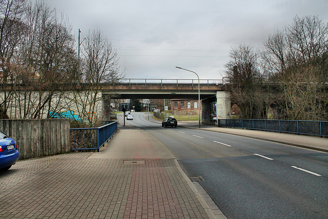 Grundschötteler Straße mit Brücke der Bahnstrecke Düsseldorf-Derendorf–Dortmund Süd (Hagen-Haspe) / 26.02.2017