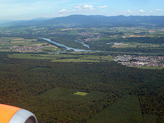 Anflug auf Basel- Mülhausen, im Hintergrund der Oberrhein mit einem alten Arm des Rheins und dem Schwarzwald