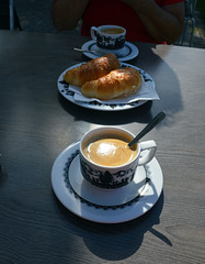 Einen Kaffee und ein Croissont ( in der Schweiz Gipfeli )