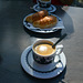 Einen Kaffee und ein Croissont ( in der Schweiz Gipfeli )