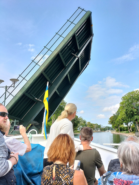 Die Klappbrücke macht auf