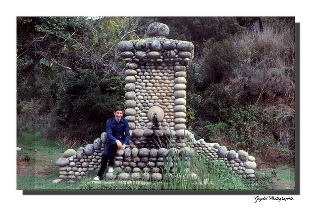 Corse / Fontaine en galets