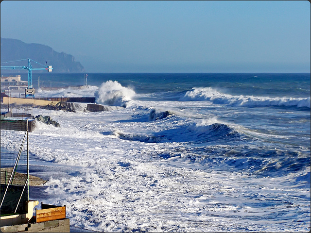 Il mare lungo a Genova