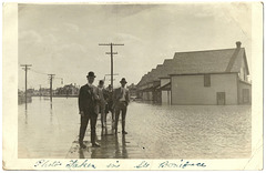 WP2123 WPG - PHOTO TAKEN IN ST. BONIFACE (FLOOD, MEN ON SIDEWALK)
