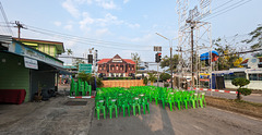 Un spectacle en préparation avec chaises voyantes / A show was coming soon with sighted chairs