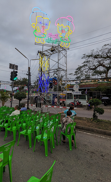 Spectateurs en attente du spectacle / They made sure to be seated for the coming show