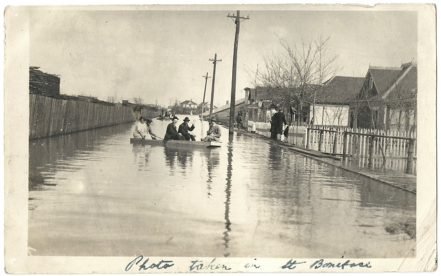 WP2124 WPG - PHOTO TAKEN IN ST. BONIFACE (FLOOD, FOLKS IN SMALL BOAT)