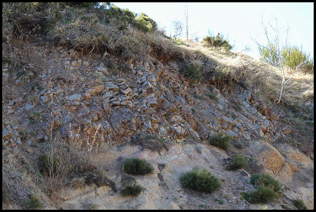 Contact coulée - granite sous-jacent