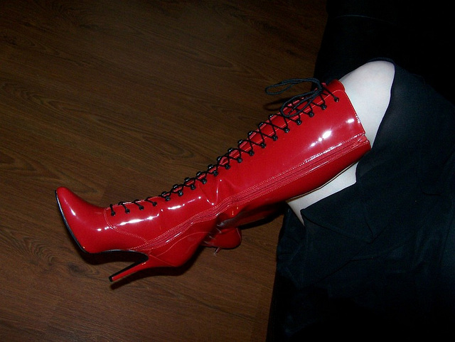 Mistress Tanya in red high-heeled boots / Maîtresse Tanya en bottes rouges à talons hauts
