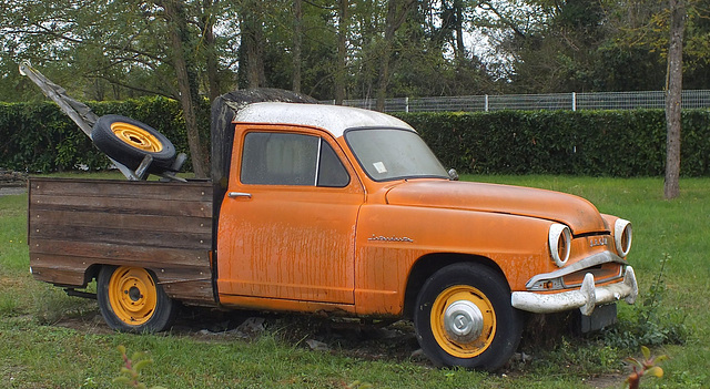 Vieille dépanneuse Simca Aronde