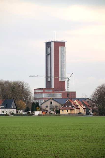 Blick auf den Förderturm der ehemaligen Zeche Königsborn 3/4 (Bönen-Altenbögge) / 25.11.2017