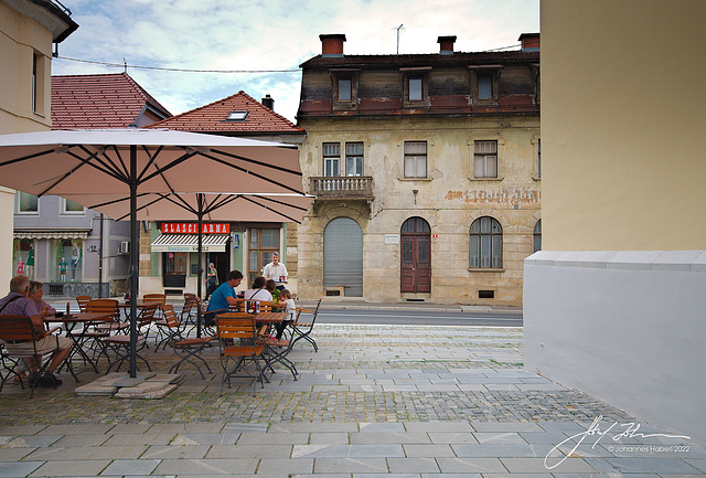 Platz bei Kirche St. Peter - Cerkev sv. Petra