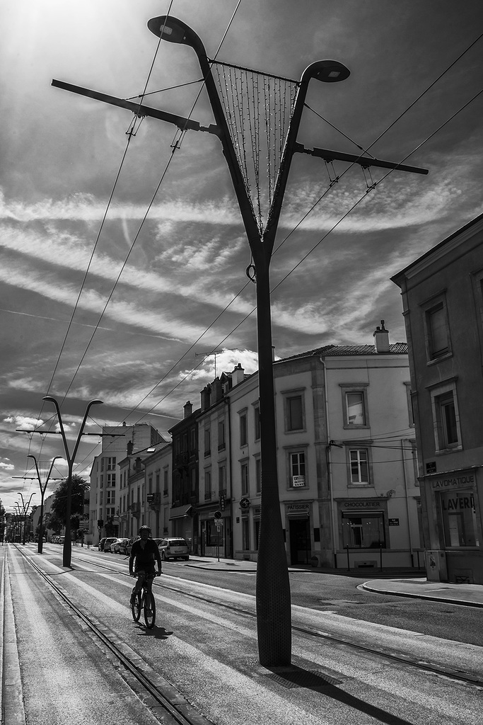 Toujours sur la ligne blanche.