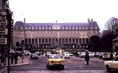 Rennes (35) Mars 1974. (Diapositive numérisée) Place Pasteur et le Palais St-Georges.