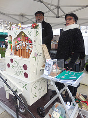 Nicole et Roland et l'orgue de barbarie