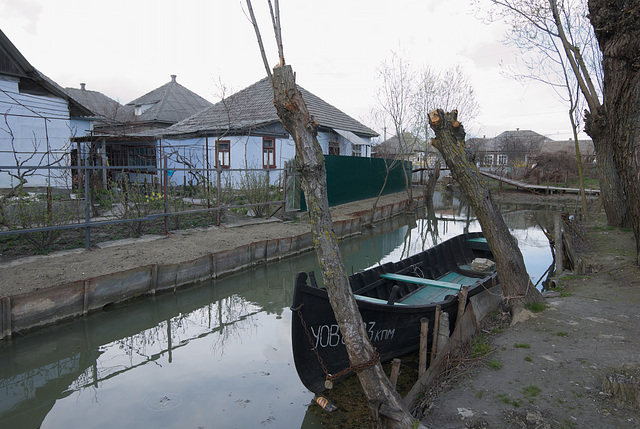 Das Boot geparkt an einer Straße in Wylkowe