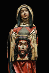 Sainte Véronique tenant le linceul du christ , vers 1500 - tilleul polychrome - Musée des Arts décoratifs .