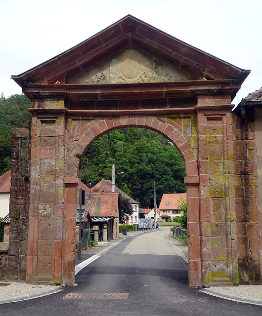 Torbogen des Ehemaligen Klosters. Heute auch gleich die Zufahrt zur kleinen Ortschft Sturzelbronn