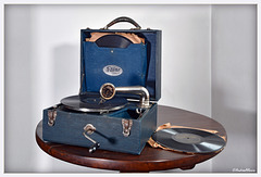 Berg-Artone portable phonograph - approx 1925