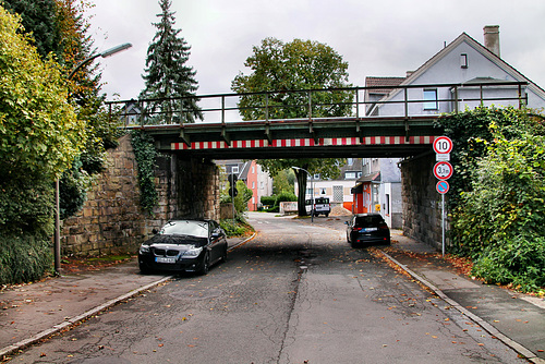 Brücke der Ardeybahn über der Erlenbachstraße (Dortmund-Aplerbeck) / 21.10.2023