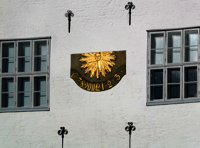 Sonnenuhr an der Südfassade (PiP)