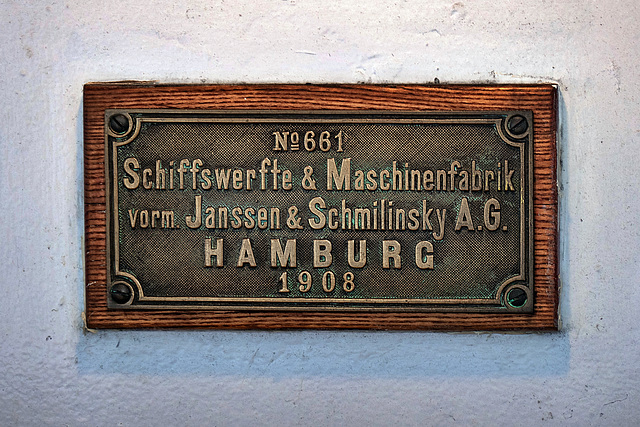 Werftplakette an Deck des Dampfers "Schaarhörn" - Hamburg