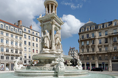 Fontaine place des Jacobins