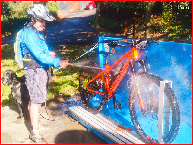 Limpiando la bicicleta de montaña para eliminar el barro + (1 nota)