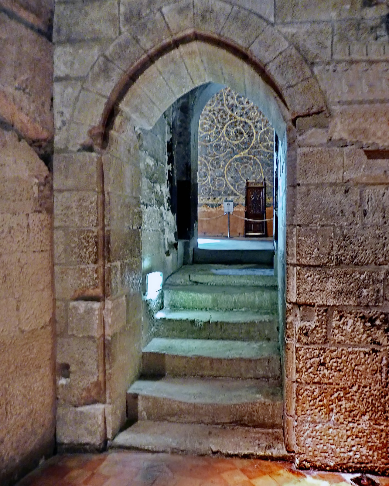 Avignon : un passaggio interno tra grandi stanze decorate