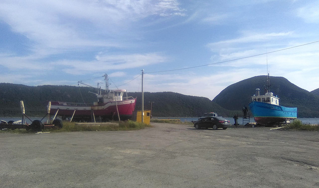 Deux bateaux de pêche tout simplement.....