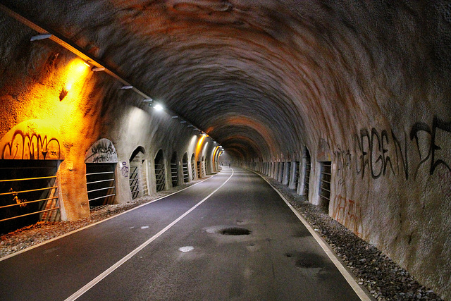 Im Dorp-Tunnel der ehem. Bahnstrecke Düsseldorf-Derendorf–Dortmund Süd (Wuppertal-Brill) / 8.11.2017