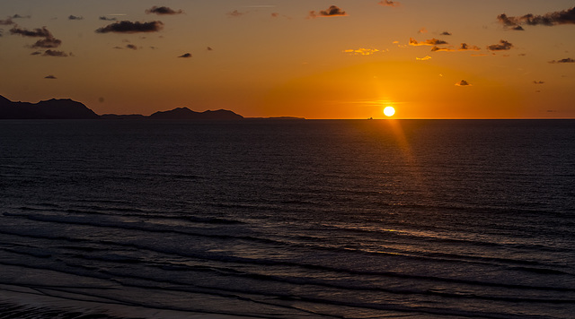 puesta de sol sobre el horizonte marino