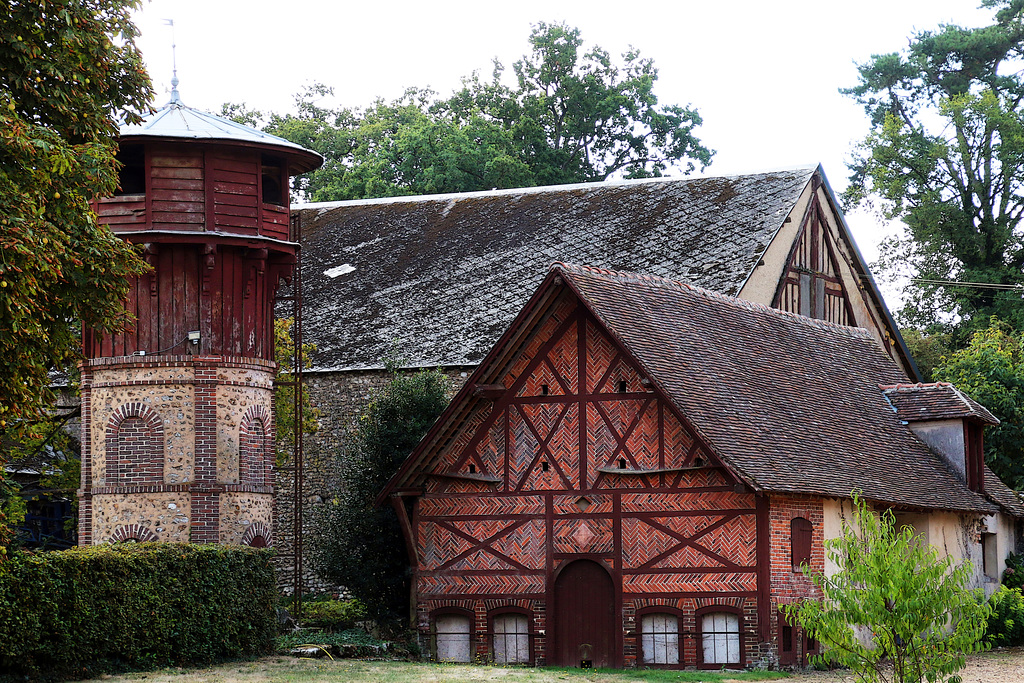 La cour de ferme , sous un angle différent .