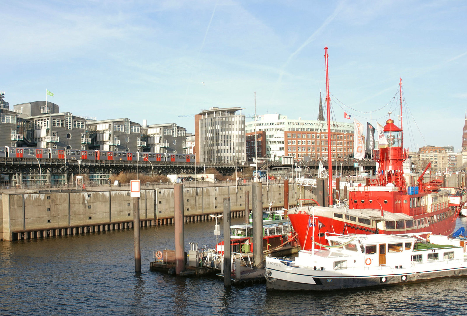 Das Feuerschiff vor dem Baumwall