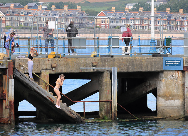 EOS 90D Peter Harriman 14 03 21 80080 pierJumping dpp