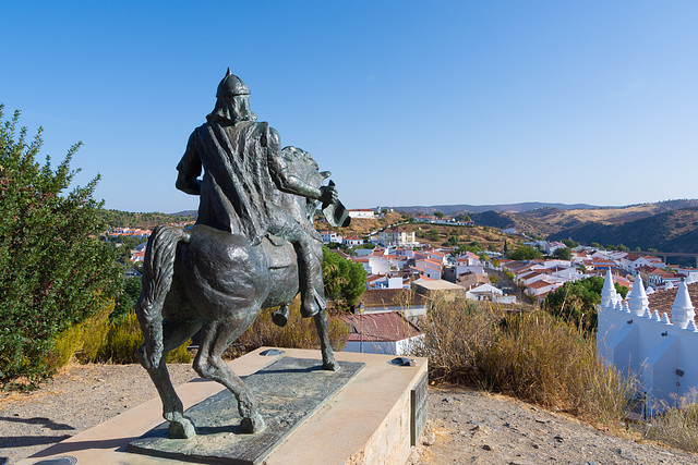 Mértola - Statue von Ibn Qasi ... P.i.P. (© Buelipix)