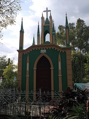 Petit palais funéraire / Folk art style funerary small palace