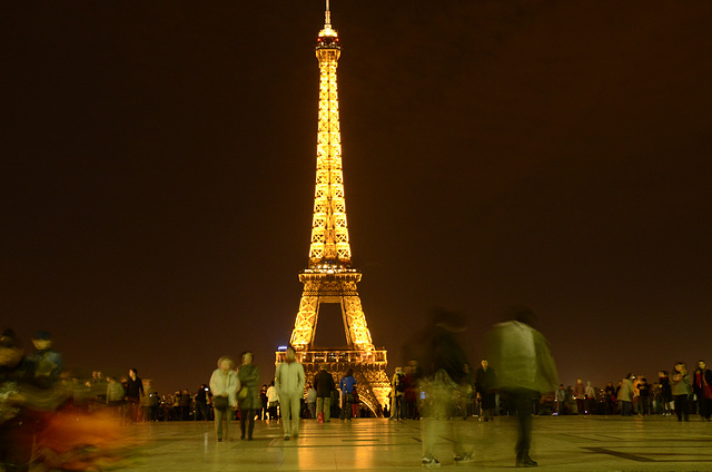 Passants devant la tour