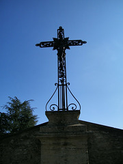 Croix sur ciel bleu