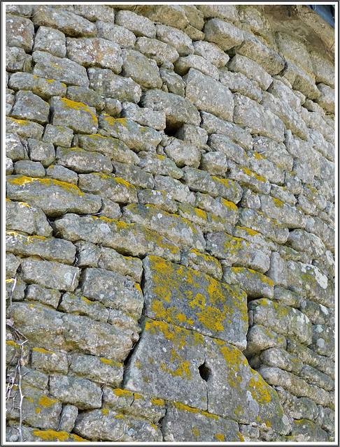 Détail de la tour: pierres trouées pour la défense ( tir au fusil)