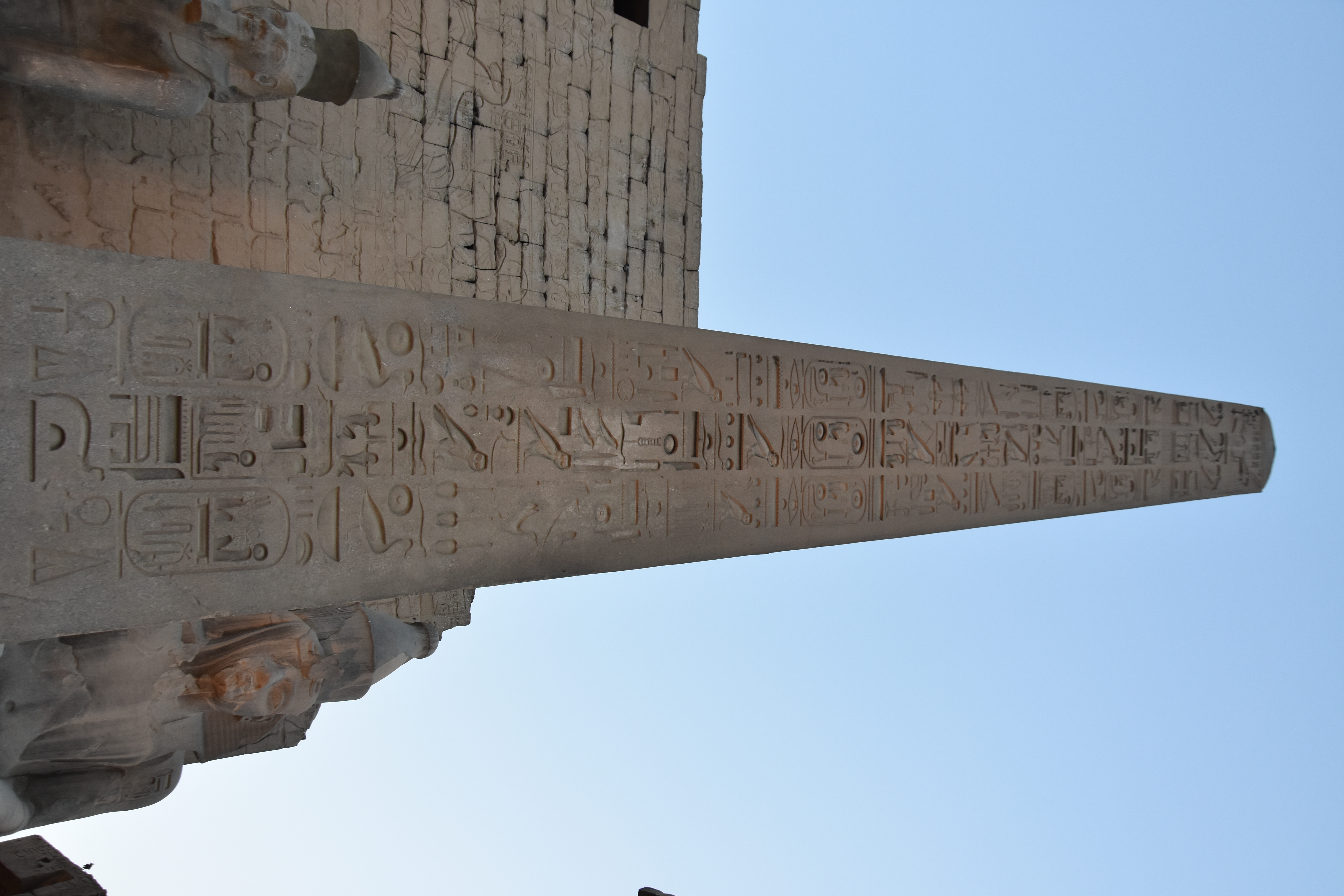 La granda obelisko de la templo. La dekstra estis forigita en la 19-a jarcento kaj nun troviĝas en Parizo en la Placo de la Concorde