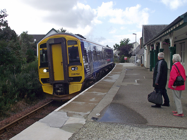 158702 pulls into Plockton