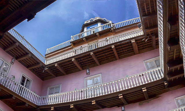 Osambela MAnsion: Patio look up