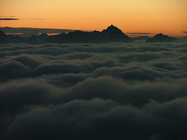 Wendelstein über dem abendlichen Wolkenmeer