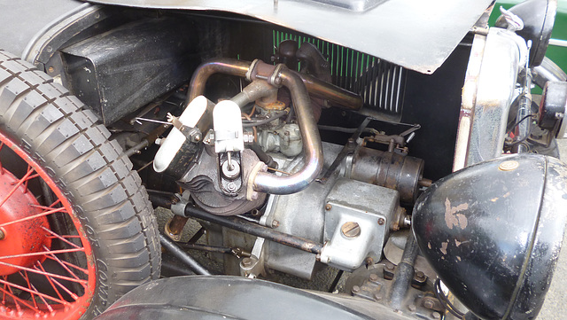 hmr[25] - Interior / engine bay {3 of 5}