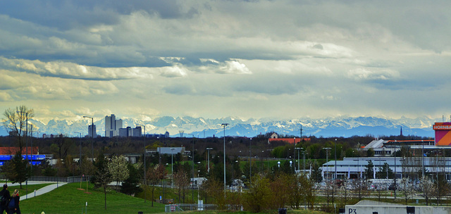 Blick über  München Richtung Alpen